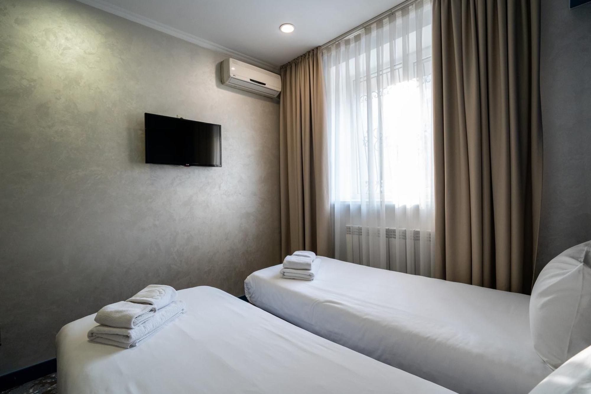 Mildom Express Hotell Alma-Ata Exteriör bild